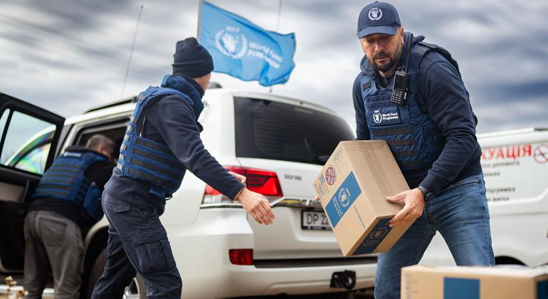 Разгрузка гуманитарной помощи в Донецкой области.