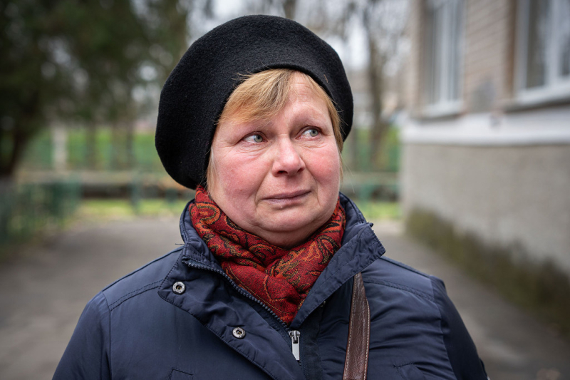 Женщина из Херсона, живет недалеко от красной зоны. Она приехала в гуманитарный центр, чтобы получить гуманитарную помощь