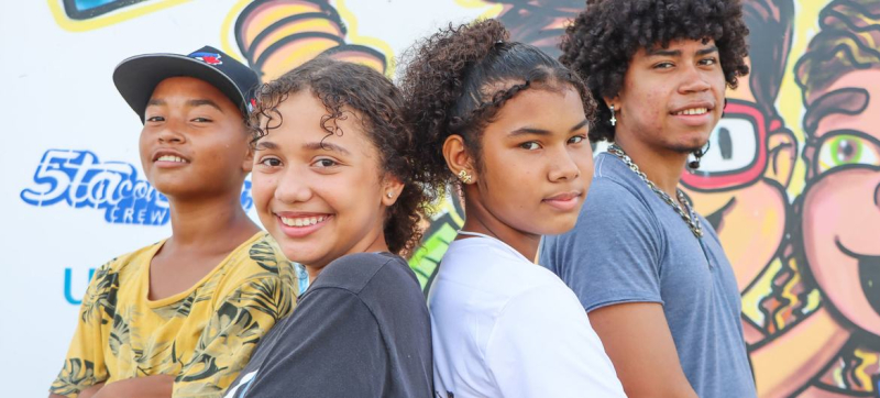 Четверо молодых людей собираются вместе в художественной группе на севере Колумбии.