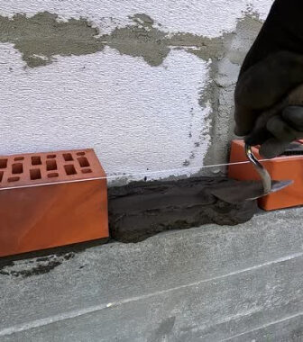 Оставляем продыхи для вентиляционного зазора между стеной из газобетона и облицовочного кирпича. | Интересный контент в группе Профессия созидатели в ОК (Одноклассники)