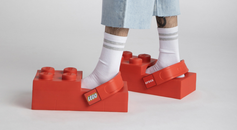 Crocs выпустили сабо в виде гигантских кубиков Lego
