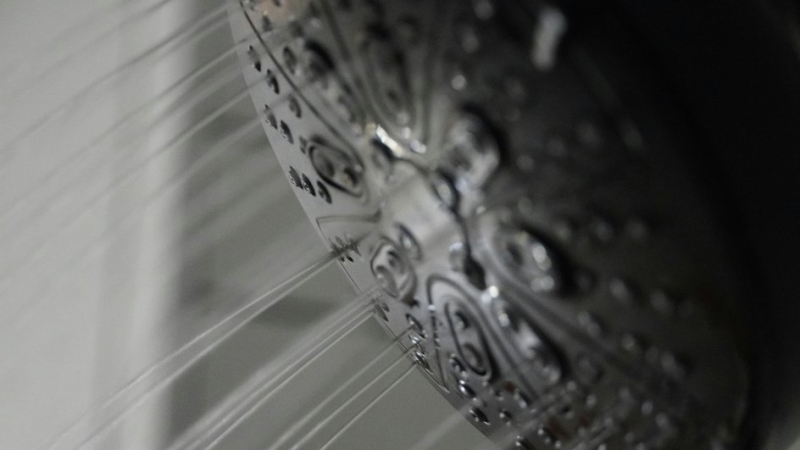 Душевая лейка быстро отмоется от известкового налета: домашний лайфхак для восстановления напора воды