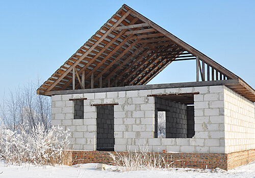 Эксперт раскрыл, чем опасна замороженная стройка Эксперт раскрыл, чем опасна замороженная стройка