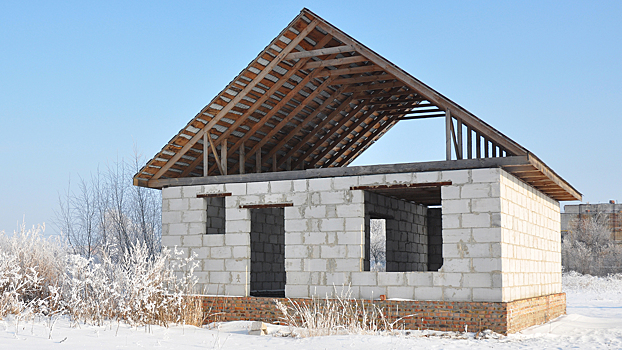 Эксперт раскрыл, чем опасна замороженная стройка
