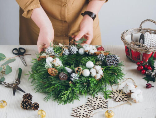 Как и из чего сделать новогодний венок на дверь своими руками: 10 идей