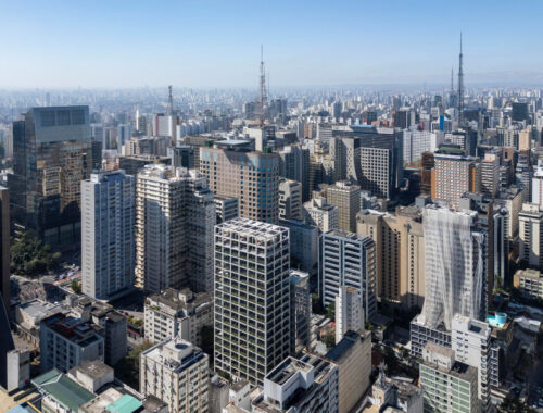 Небоскрёб с непрерывной сеткой из кашпо в Сан-Паулу, Бразилия