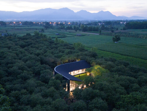 Новое кафе «MADA» в маленьком саду в городе Чианграй, Таиланд