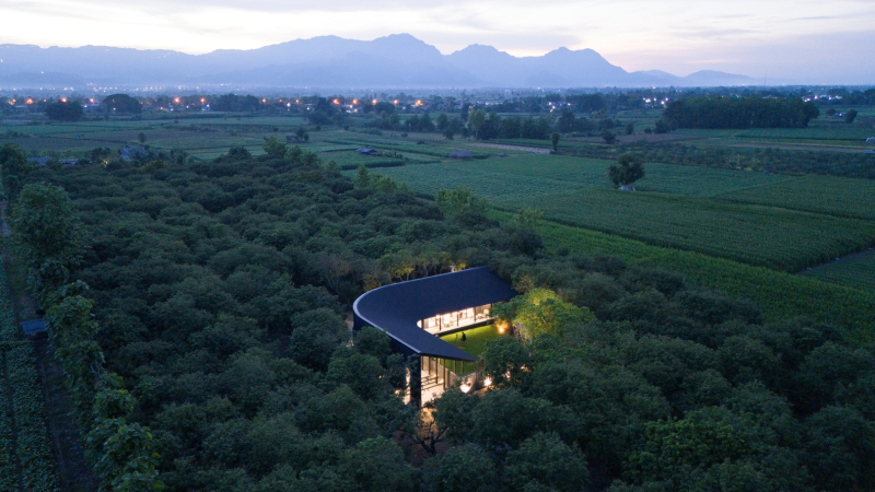 Новое кафе «MADA» в маленьком саду в городе Чианграй, Таиланд