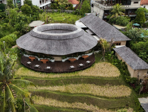 Ресторан «Juna» в Убуде принимает гостей на Бали, Индонезия