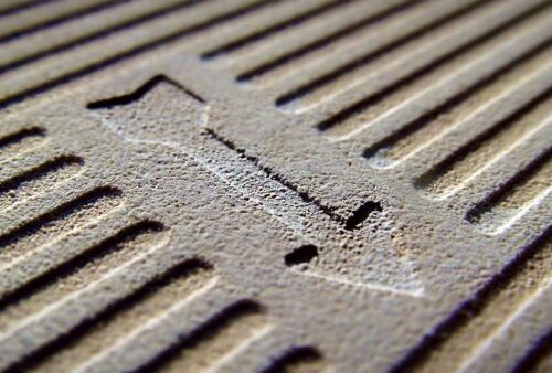 Что означает стрелка на тыльной стороне плитки: разбираемся в нюансах