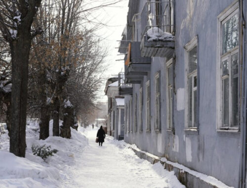 Юристы рассказали, кто должен убирать свисающие с балконов и кондиционеров сосульки