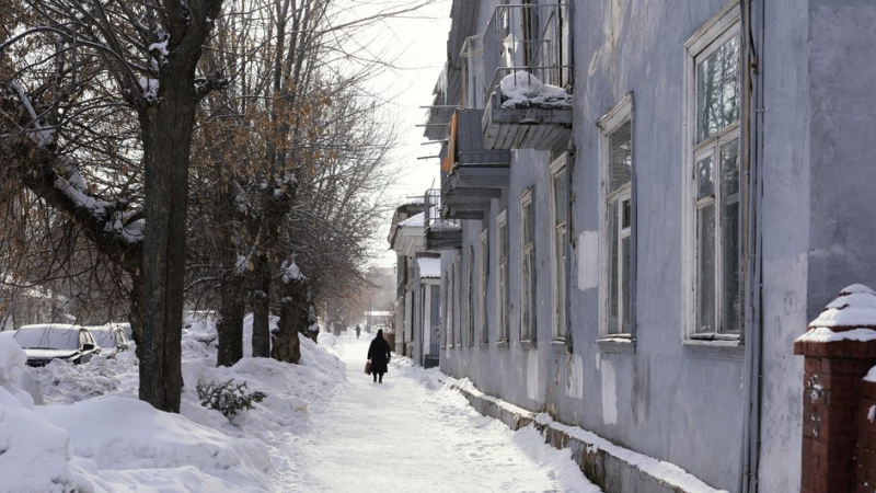 Юристы рассказали, кто должен убирать свисающие с балконов и кондиционеров сосульки