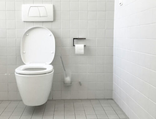 Как очистить унитаз до блеска без дорогой химии: 5 бюджетных способов справиться с загрязнениями