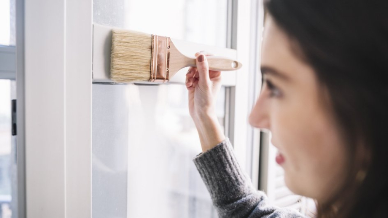 Как самостоятельно покрасить пластиковые окна и не испортить материал