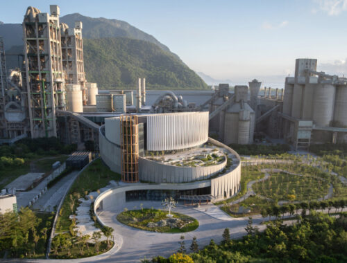 Мусоросжигательный завод со спиралевидной террасой в Тайване