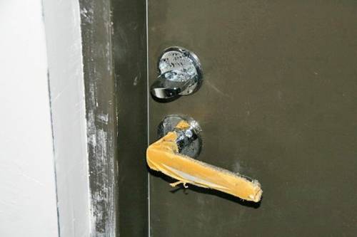 Почему потеет входная дверь? Поиск и решение проблемы Почему потеет входная дверь? Поиск и решение проблемы