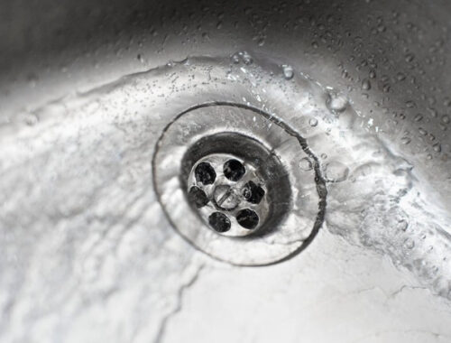 Засор в раковине уйдет за полчаса: промываем слив с помощью доступных домашних средств