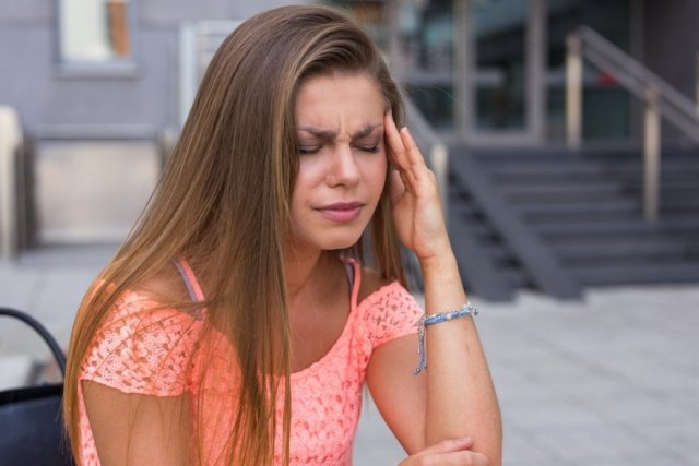 Головная боль в области лба, глаз и висков: причины и лечение | MedAboutMe